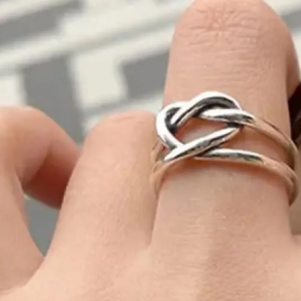 The Infinity Wire adjustable Ring in 925 Silver - Picture 5 of 8